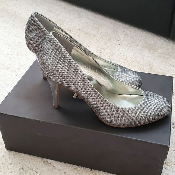 Silver Heels - Picture 2 of 5